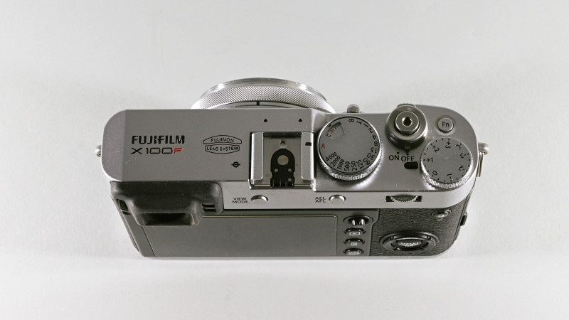 Vue du dessus d'un Fujifilm X100F montrant le déclencheur, le commutateur ON/OFF et les molettes de vitesse et de correction d'exposition