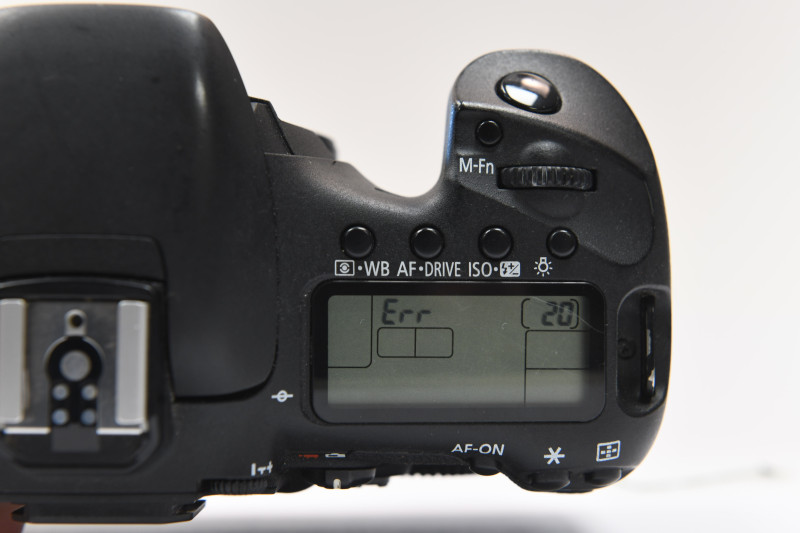 Écran de contrôle supérieur d'un Canon affichant le code d'erreur "Err 20" — message d'erreur visible à gauche et code 20 à droite de l'écran LCD