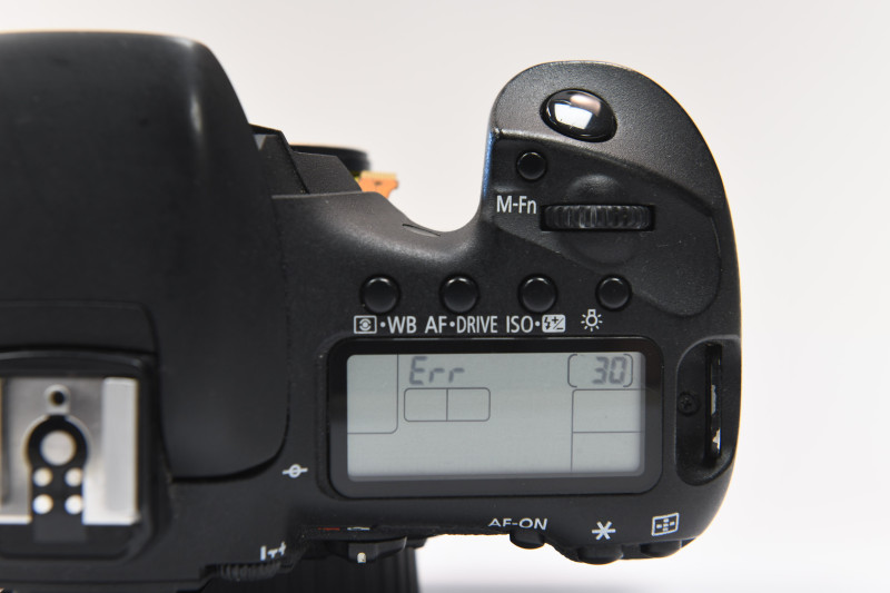 Écran de contrôle supérieur d'un Canon affichant le code d'erreur "Err 30" — message d'erreur visible à gauche et code 30 à droite de l'écran LCD